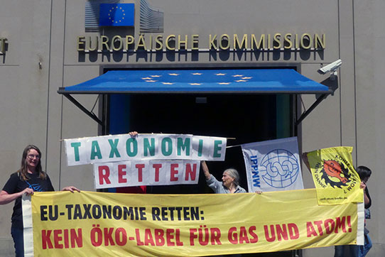 Aktion vor der Europäischen Kommission in Berlin gegen das Greenwashing von Atomenergie und Gas in der EU-Taxonomie