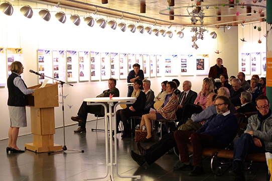 Vortrag von Dr. Dörte Siedentopf auf der Ausstellungseröffnung "Hibakusha Weltweit" in Mainz. Foto: William Liu/Soja Gakkai