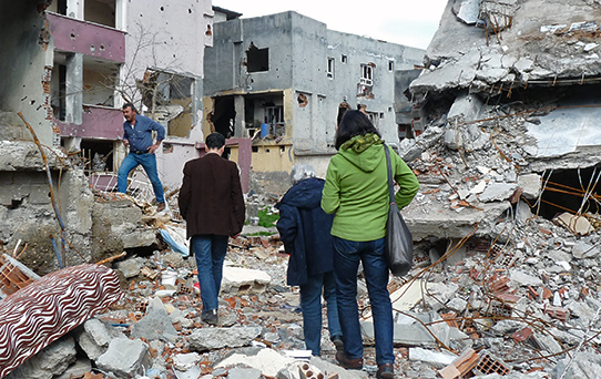 In den Trümmern eines zerstörten Viertels in Cizre. Foto: privat