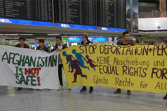 Demonstration gegen Abschiebungen nach Afghanistan am 14.12.2016 am Frankfurter Flughafen. Foto: IPPNW