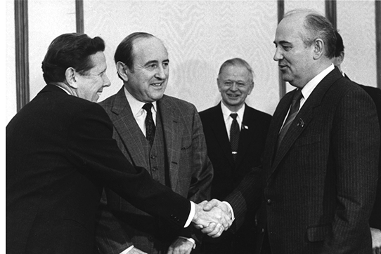 Von links: Mitbegründer der IPPNW Dr. Evgueni Chazov und Dr. Bernard Lown mit Mikhail Gorbatschow 1987.