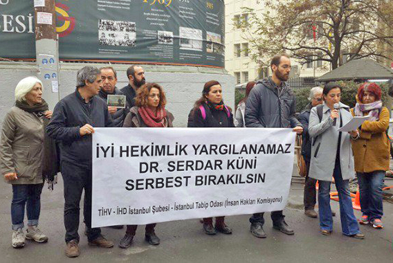 Mitglieder der Menschenrechtsstiftung protestieren gegen die Inhaftierung Serdar Künis, April 2017. Foto: Sendika.org/Twitter