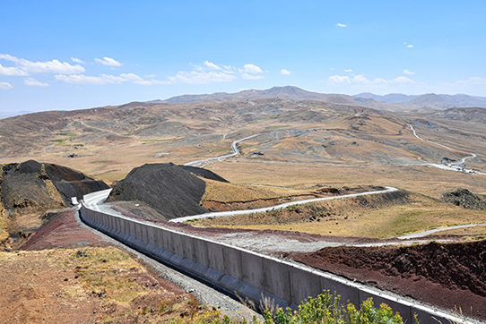 Grenzmauer Türkei-Iran. Foto: © Agentur Mezopotamya